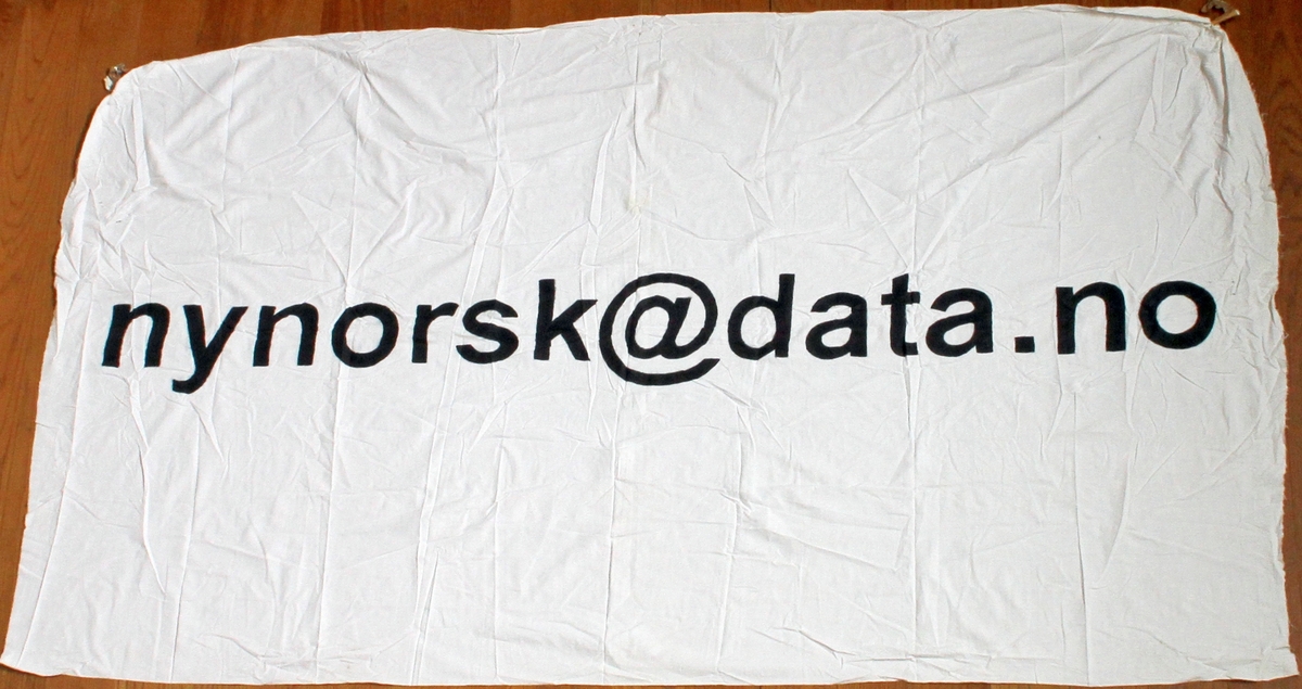 Banner frå arkivet til Norsk Målungdom. På banneret står teksten: nynorsk@data.no. Det er truleg at banneret har vore i bruk under ein dialektaksjon for Norsk Målungdom.