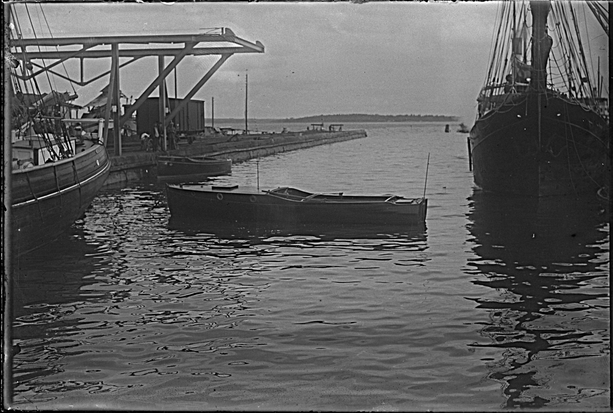 Motorbåt i gamla hamnen, Västerås.