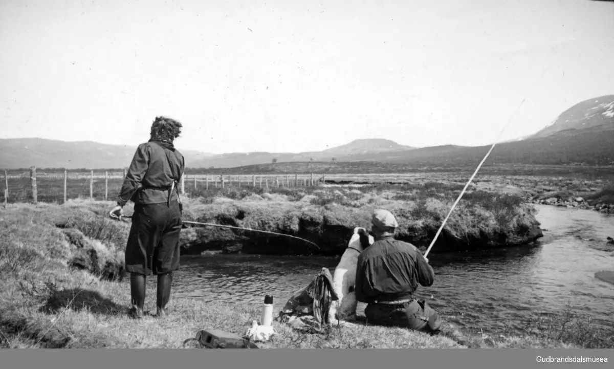 Fiske i Foksåe i 1941. Edith og Hans Nystuen med Rita ved Storhølen nord for Ulveranden.