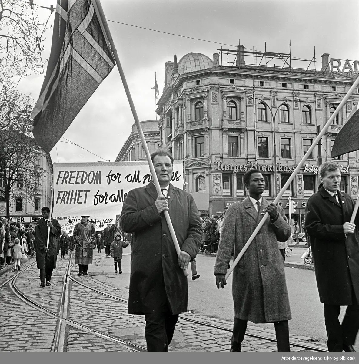 Demonstrasjonstoget 1. Mai 1967 på Stortorvet. Parole: Freedom for all peoples - Frihet for alle folkeslag. Til venstre: Ragnar Kalheim.