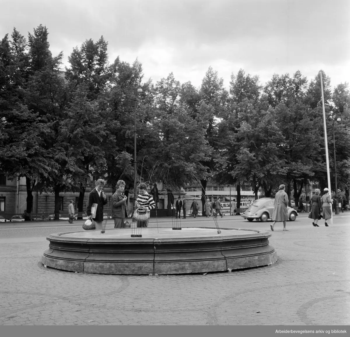 Prøveoppstilling av fontene på Universitetsplassen. Karl Johans gate. Juni 1959