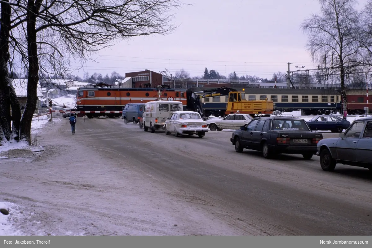 Svensk elektrisk lokomotiv Rc 5 med nattoget fra Hamburg til Oslo, hurtigtog 490 "Alfred Nobel" på planovergangen på Ås stasjon