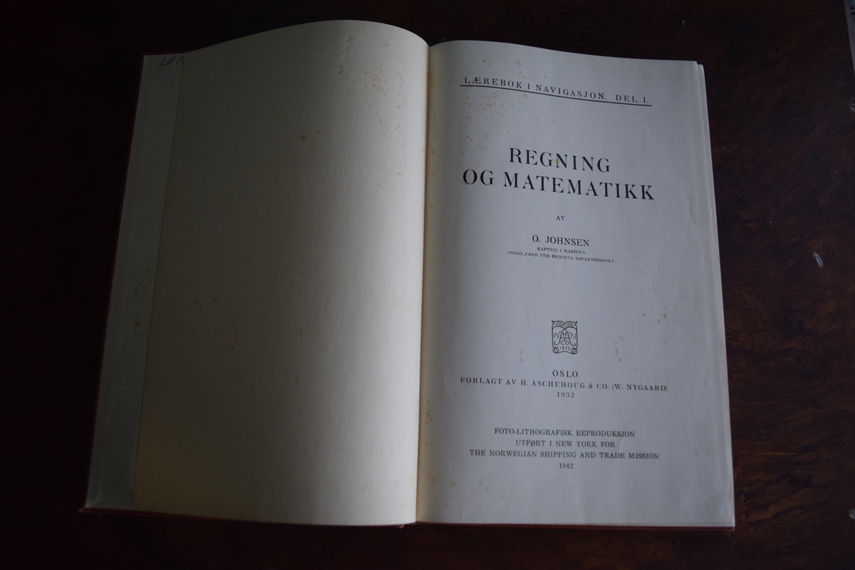 Bøker fra Sjømannskole under andre verdenskrig. To bøker om navigasjon(en lærebok og en oppgavebok) og en protokoll.