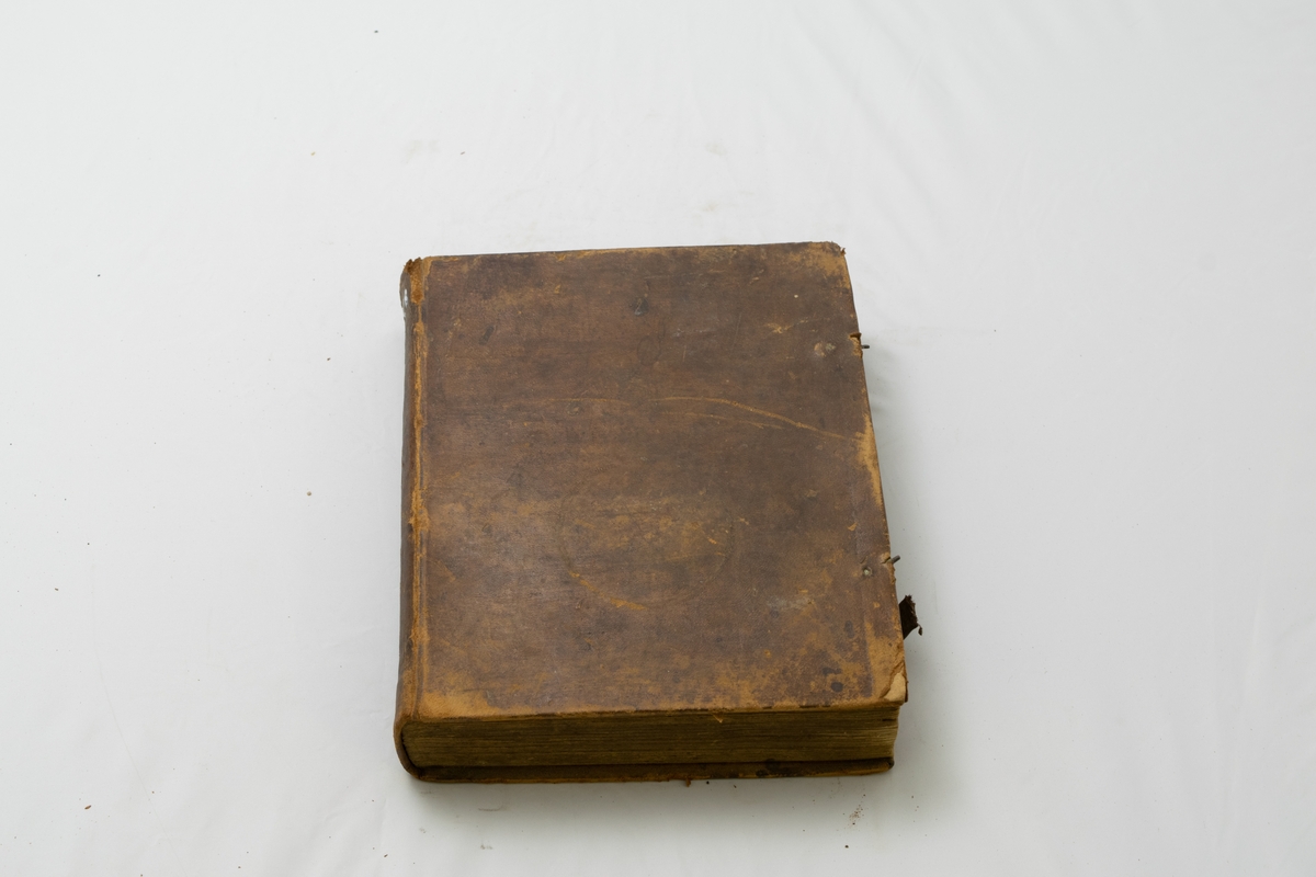 Huspostill i to bind og en Bibel. Tønnes Peder Pedersen har eid en av bøkene i 1851.