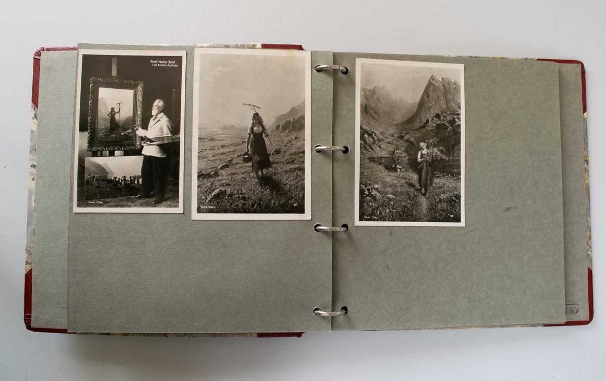 Fotoalbum med fotografier fra gamle "Husan". Det er fotografier av gamle malerier, prospektkort m.m. Albumet har rød skinnrygg og røde hjørner. Bildene er montert på grå kartong.