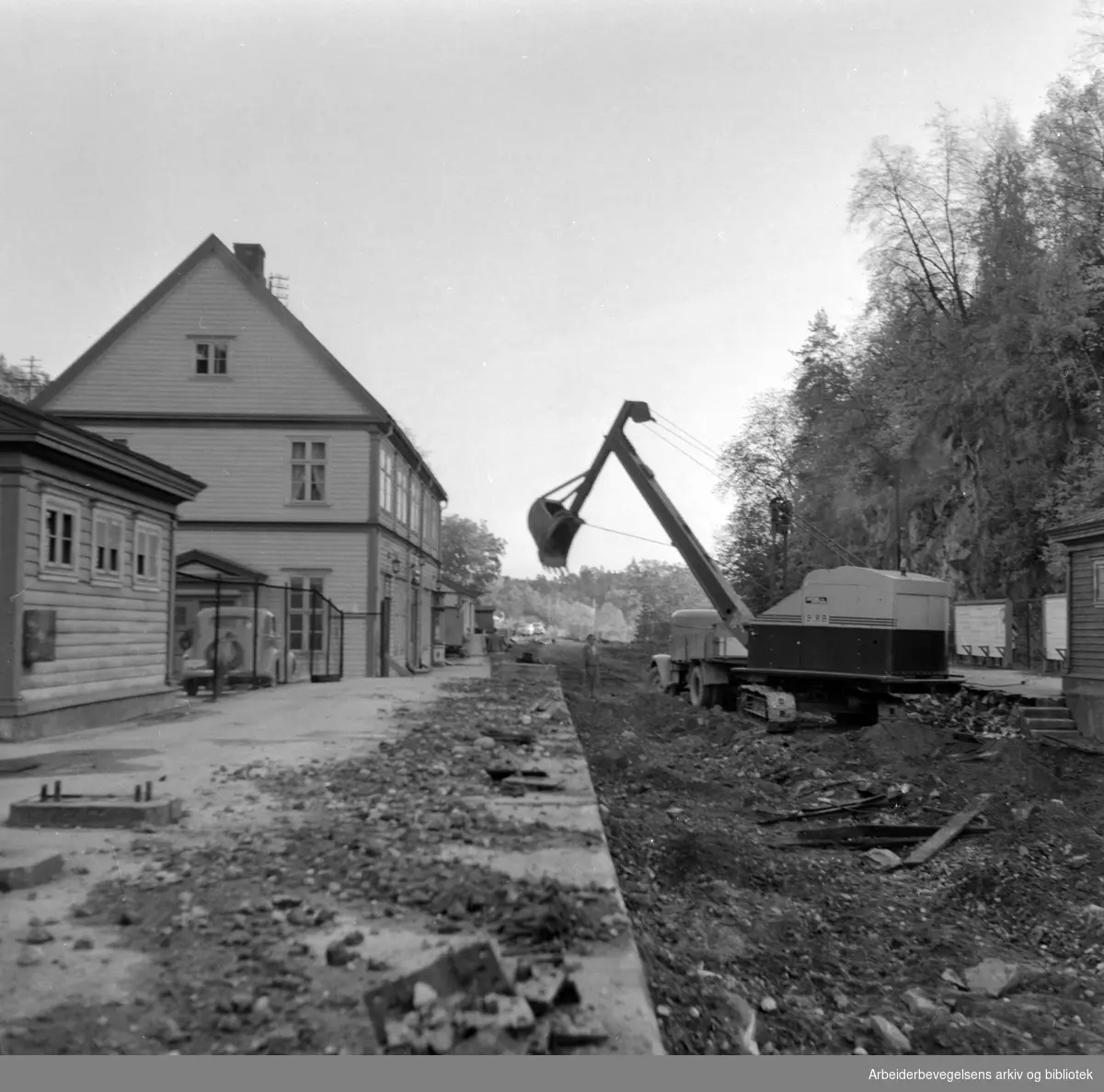 Arbeider ved Bekkelaget stasjon. 1958