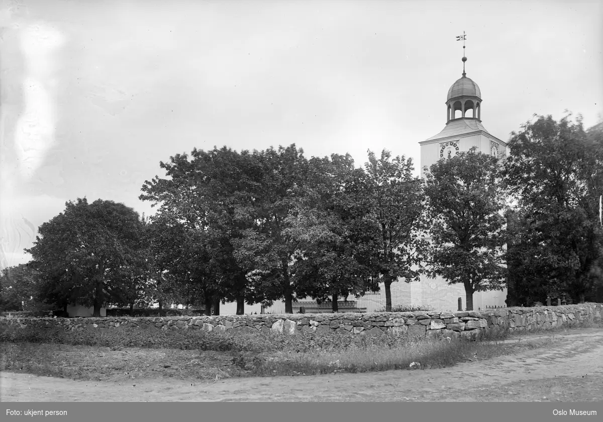 Vallø kirke, mur, kirkegård
