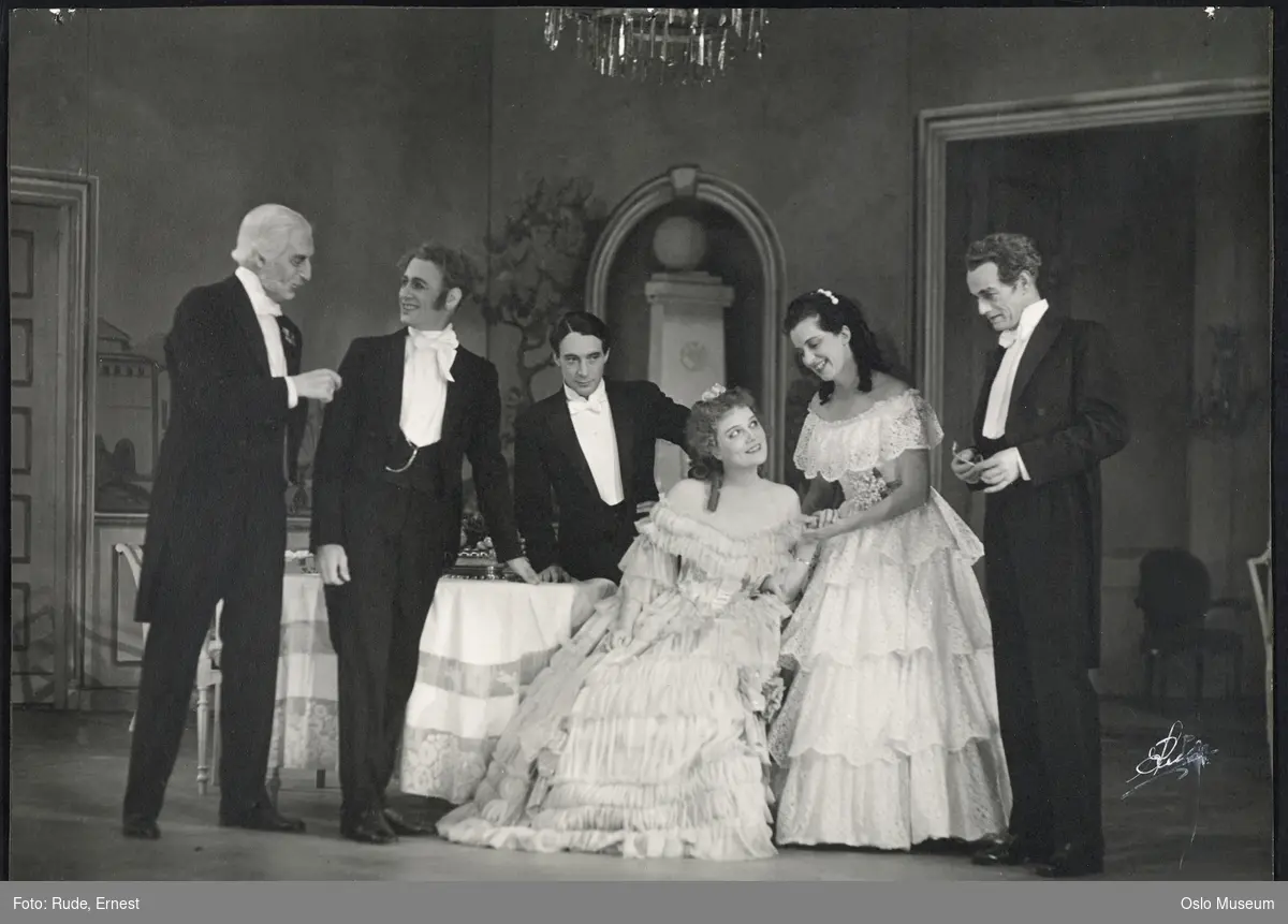 Nationaltheatret, forestilling, scenebilde, "De unges forbund" av Henrik Ibsen, kvinner, menn, skuespillere
