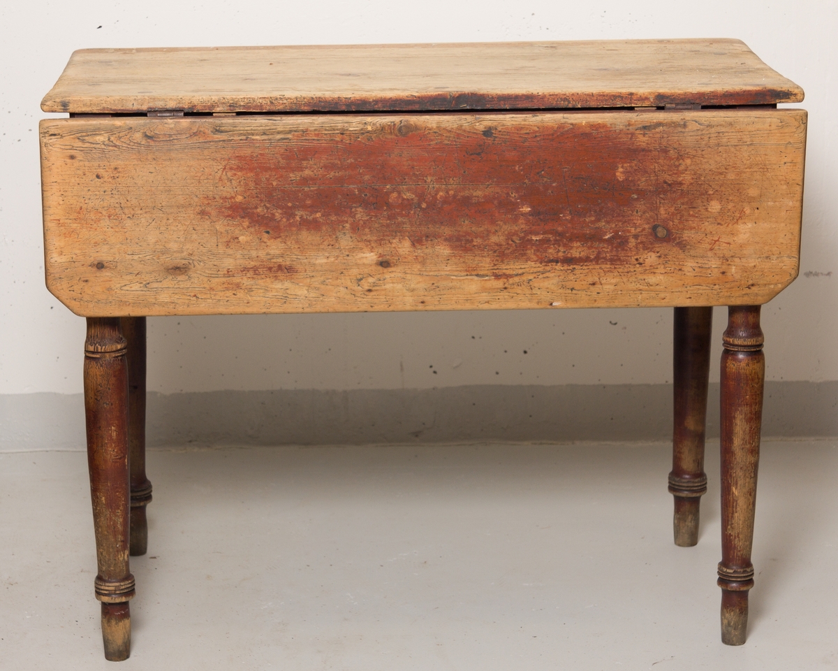 Spisebord fra 1890 med to klaffer og en skuff, som ble brukt til verktøy