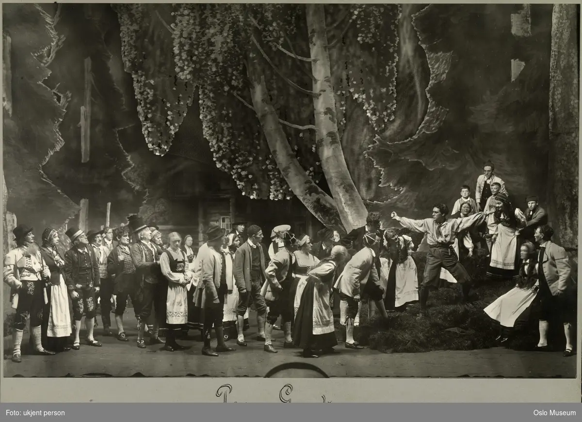 Nationaltheatret, forestilling, scenebilde, "Peer Gynt" av Henrik Ibsen, menn, kvinner, skuespillere