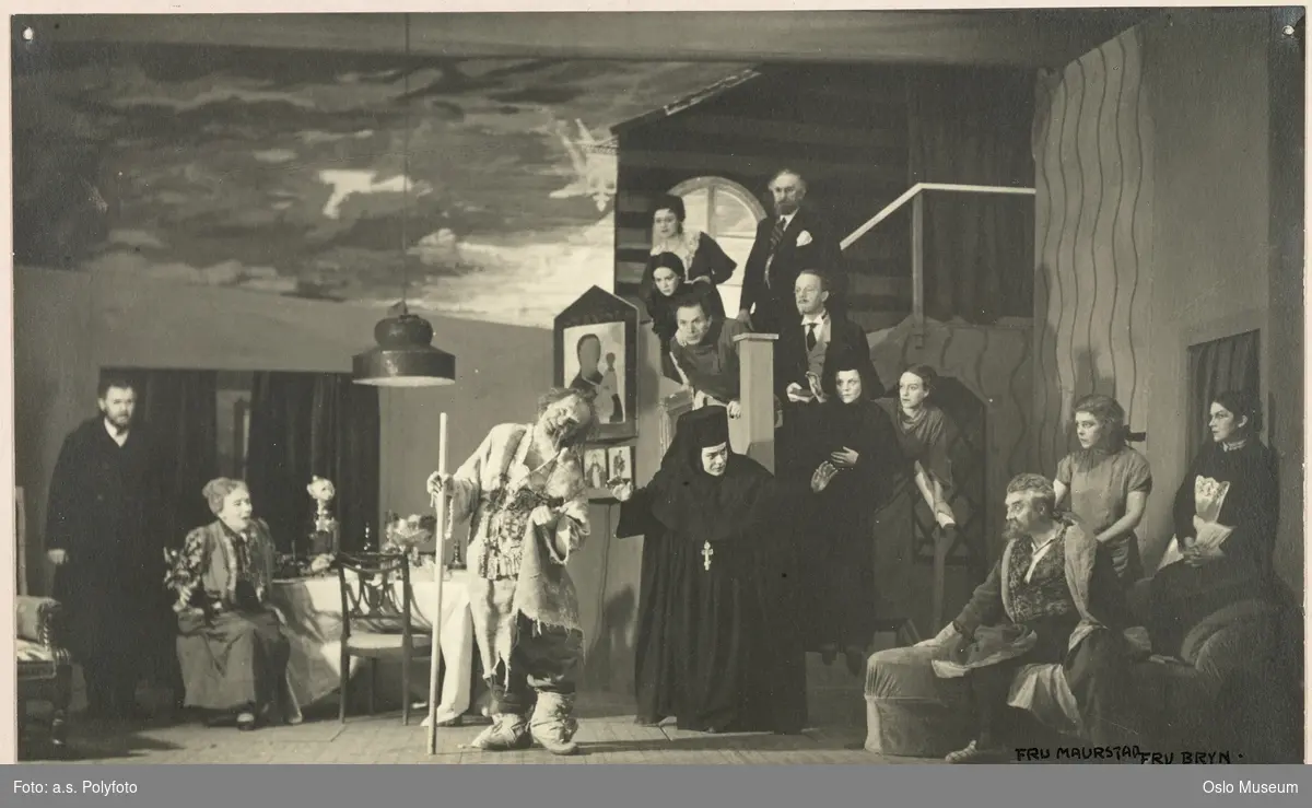 Det norske Teatret, forestilling, scenebilde, "Jegor Bulytsjov og dei andre" av Maxim Gorkij, kvinner, menn, skuespillere, kostymer