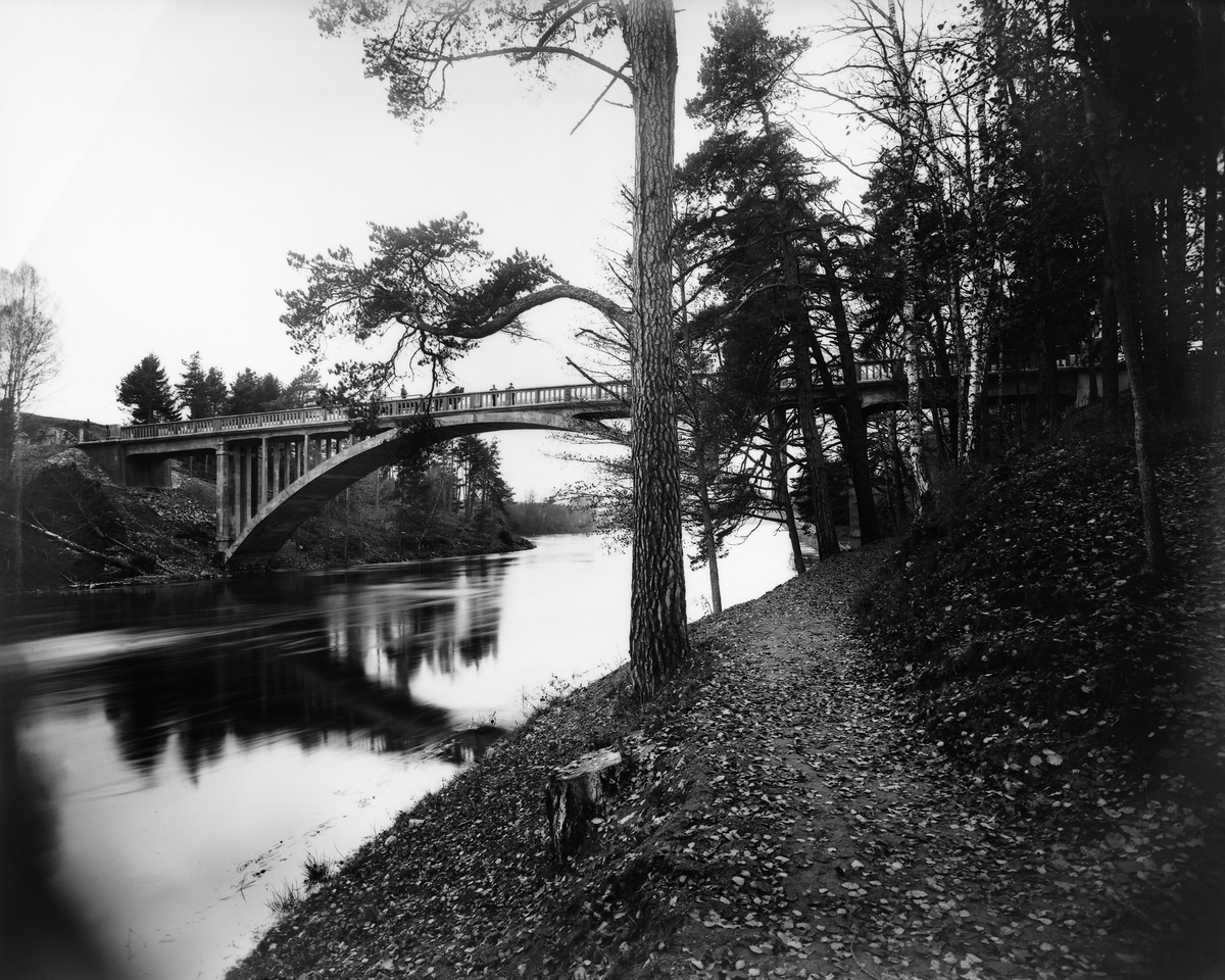 Bro över Motala ström i Norsholm. Bron stod färdig år 1912.
