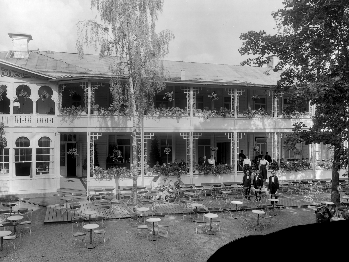 Trädgårdsföreningens restaurang i Linköping. 
Linköpings Trädgårdsförening, anlades 1859 av ett bolag på ett av Serafimerordensgillet arrenderat område. Den välskötta anläggningen utvidgades 1871 och är upplåten för allmänheten mot det att staden till bolaget årligen erlägger ett belopp av 300 rdr. Restaurangen byggdes 1881 efter ritningar av Rudolf Ström, dess fasad ändrade utseende många gånger. Restaurangen brann ner till grunden 14 april 1977 och har inte återuppbyggts. Festlokal.