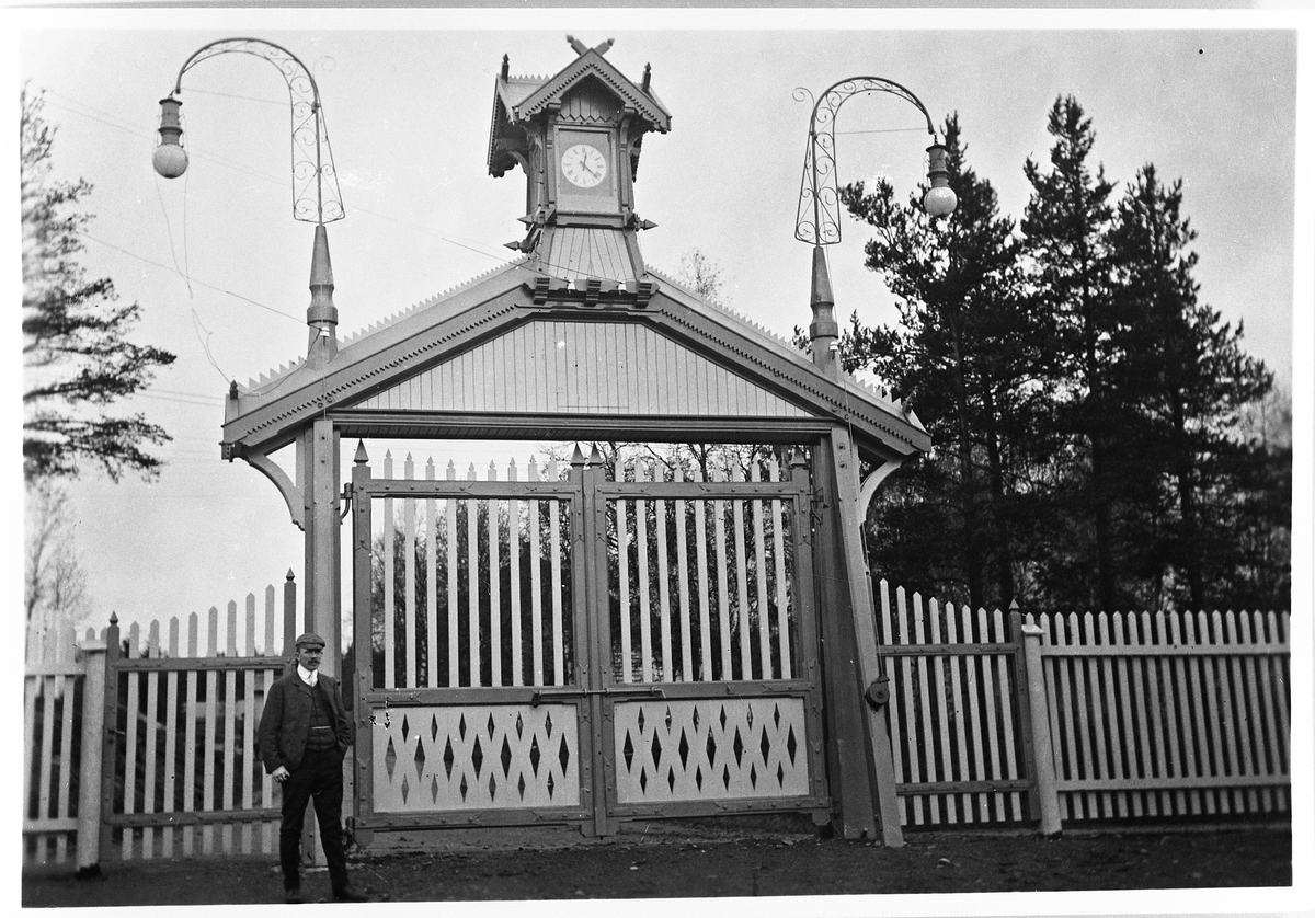 Raufoss Patronfabrikk ca. 1900. Bildet viser den nybygde porten med kaptein Rick foran. Porten er bygd av verksmester Gisle Arnesen.