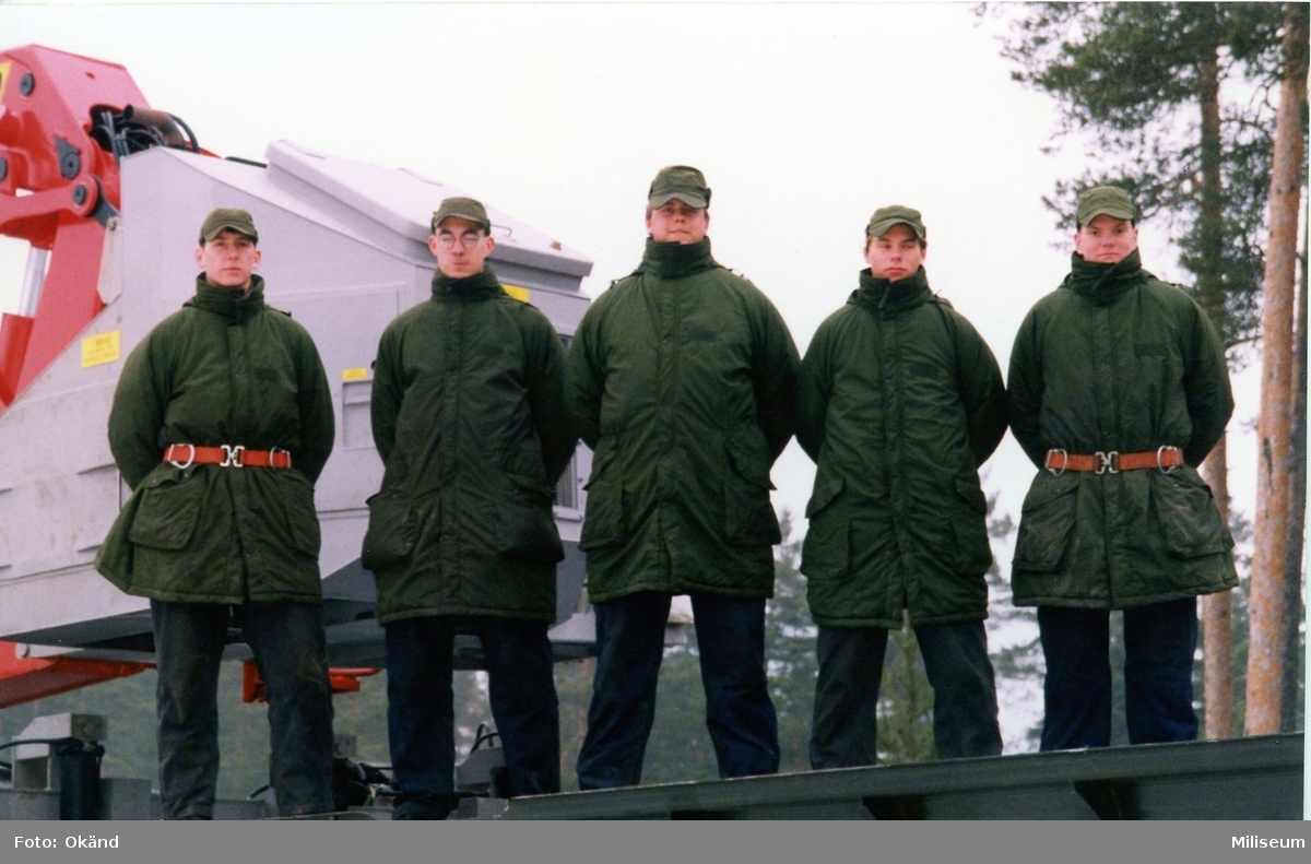 Gruppbild, på KB 6

Soldater klädda med vintrock. okända.