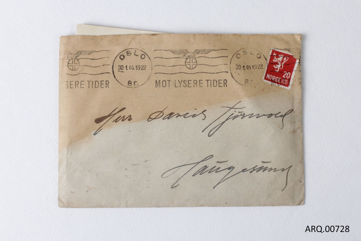 Håndskrevet og maskinskrevet brev oppbevart i konvolutt.