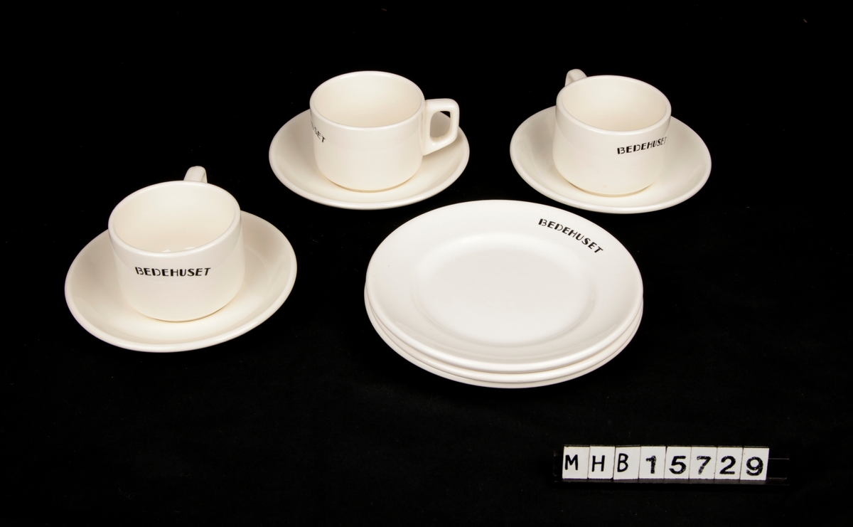 Tre kaffekopper med tre skåler og tre tallerkener. Hvit glasert keramikk.