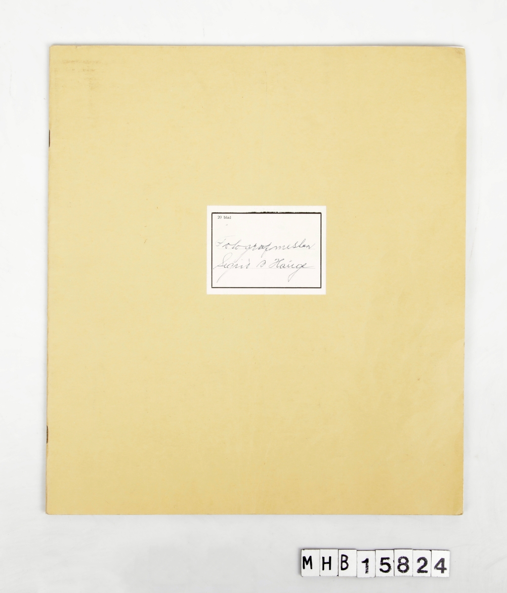 Et hefte med påskriften; " fotografmester Sigrid B. Hauge", inneholder regnskap/kassabok(ubrukt), ligger tre dokumenter i heftet som omhandler regnskap. Mykt pappomslag, stiftet i ryggen.