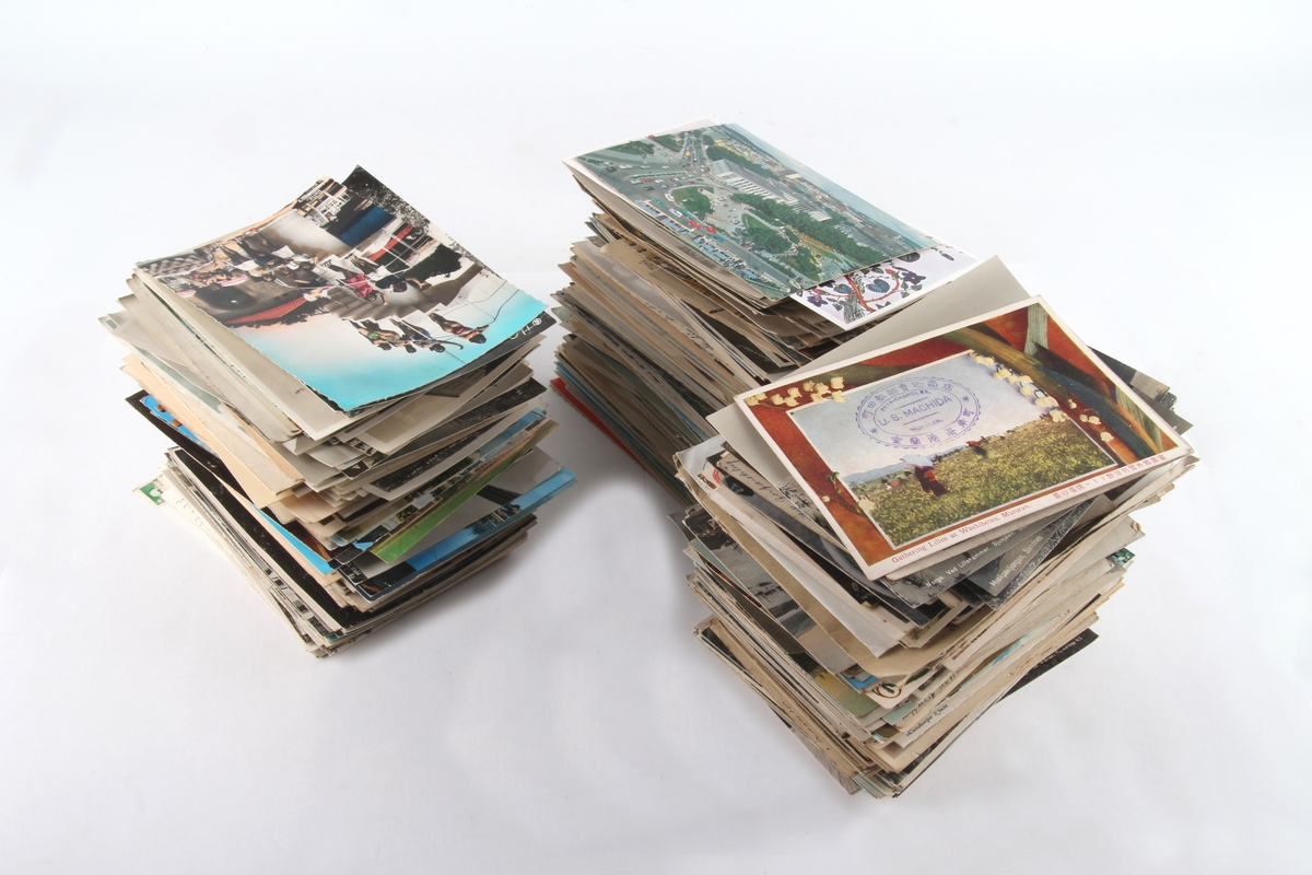 En samling postkort fra inn- og utland. Poststemplene strekker seg over en periode fra 1907 til 1973