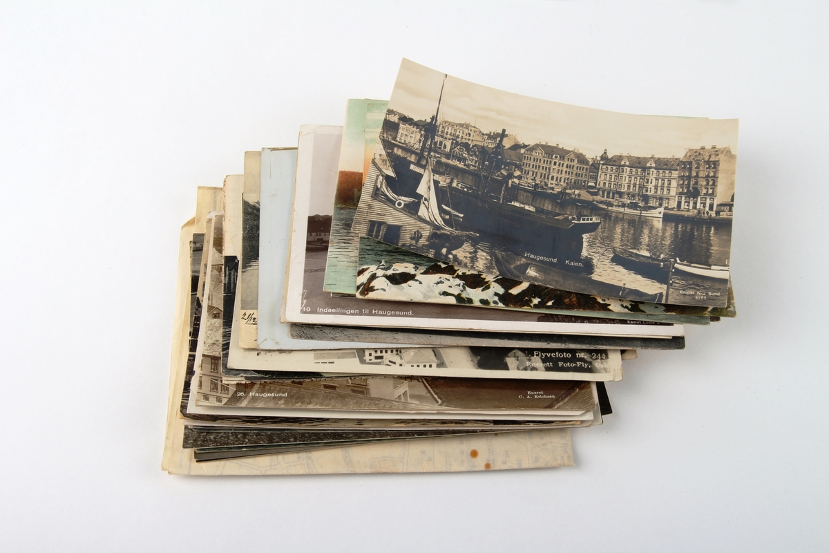 En samling postkort med motiver fra Haugesund, samt et kart over byen
