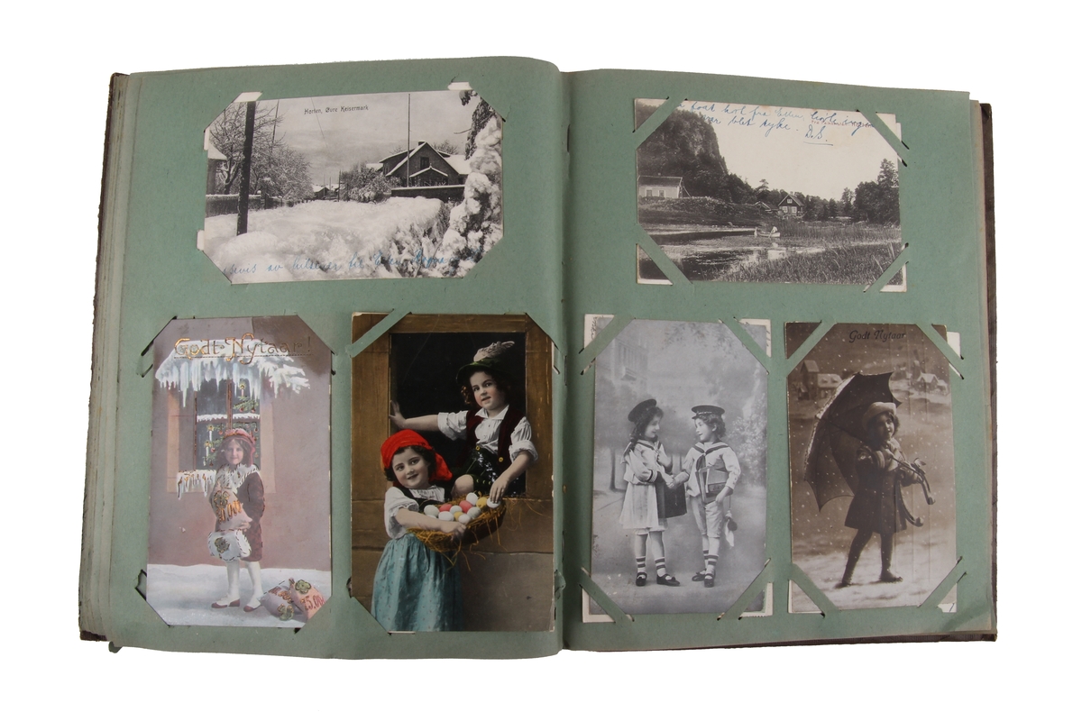 Album som inneholder postkort med by- og landskapsmotiv, samt julekort
