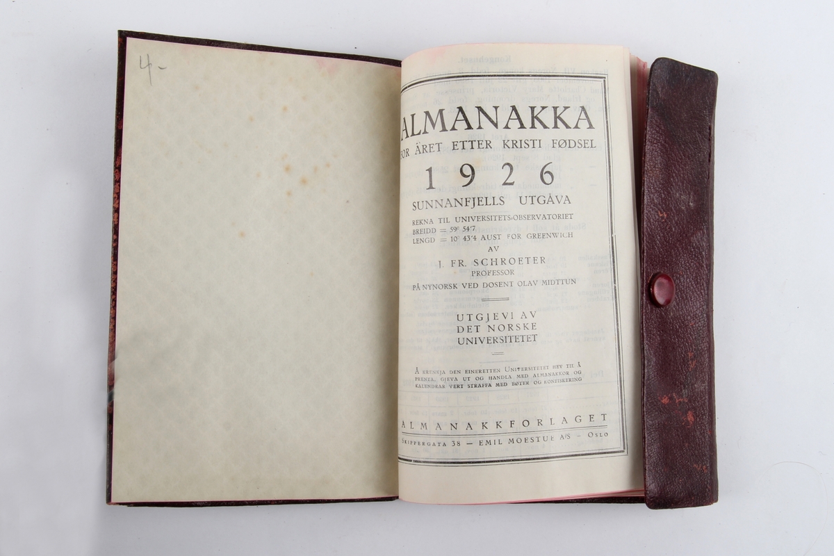 To nesten identiske almanakker, forholdsvis fra 1916 og 1926.