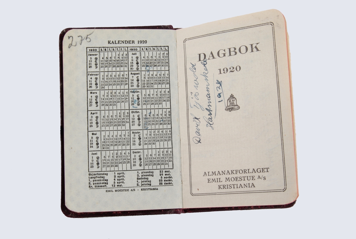 To almanakker fra 1920 og 1939. Inneholder noen frimerker, en billett og et medlemskort