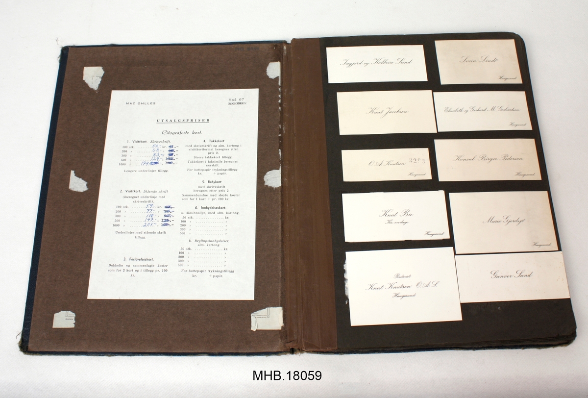 Visittkortalbum med 8 sider og 99 visittkorter.
Forsiden viser en trykt tittel på engelsk "MAC OHLLES - Original Engravings" og en stempel til selskapet over tittelen.