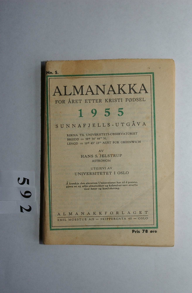 Almanakken er heftet, fra 1955.
Tittelen: ALMANAKK FOR ÅRET ETTER KRISTI FØDSEL 1955 SØNNAFJELLS-UTGAVE.
Utgitt av universitetet i Oslo. Trykk av ALMANAKKFORLAGET.