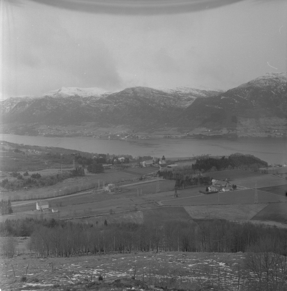 Landskapsmotiv med utsikt over Eidet og Nerheim i Ølen sett mot nordaust, 1978. Biletet er teke frå Eiaberget.