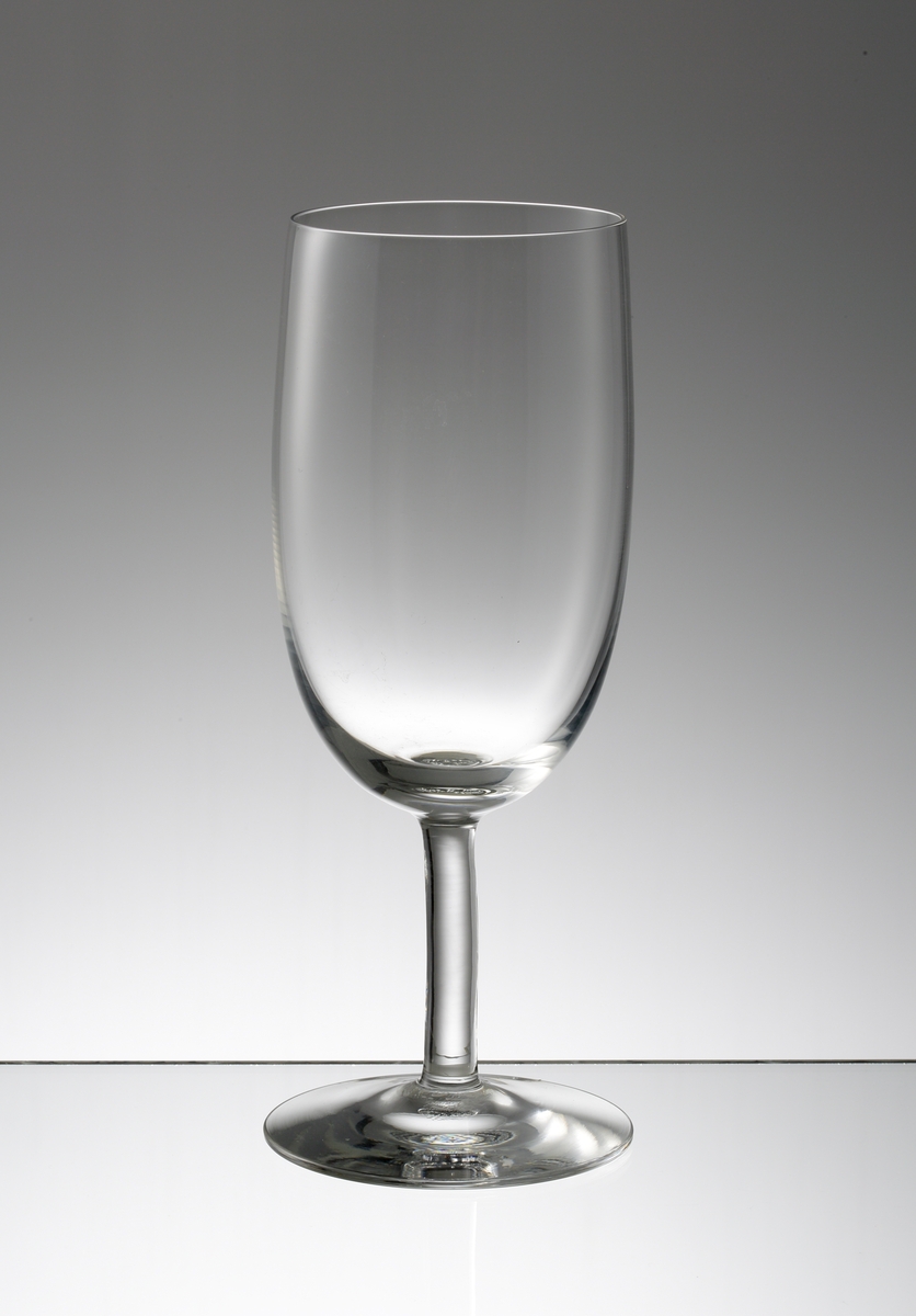 Design: Nils Landberg.
Ölglas. Ovoid slät kupa med stråben.