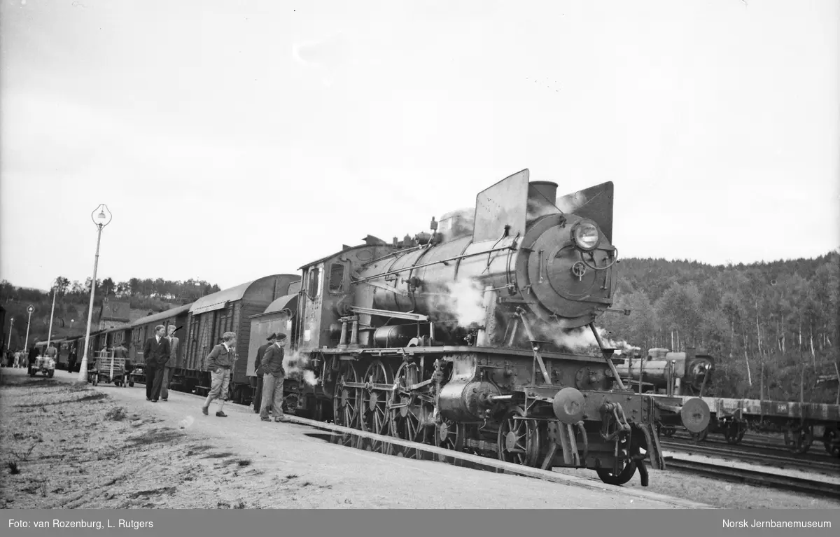 Damplokomotiv type 30a nr. 273 med dagtoget fra Trondheim til Oslo Ø, tog 402, på Dombås stasjon