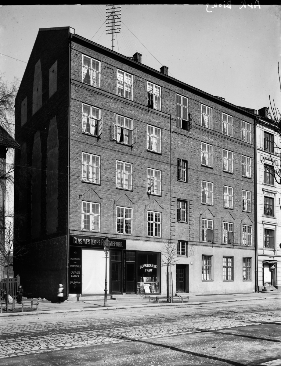 Teglsteinsbygning med leiligheter og forretninger: Glassmester Joh. Stefansen og Meieriutsalget Fram.