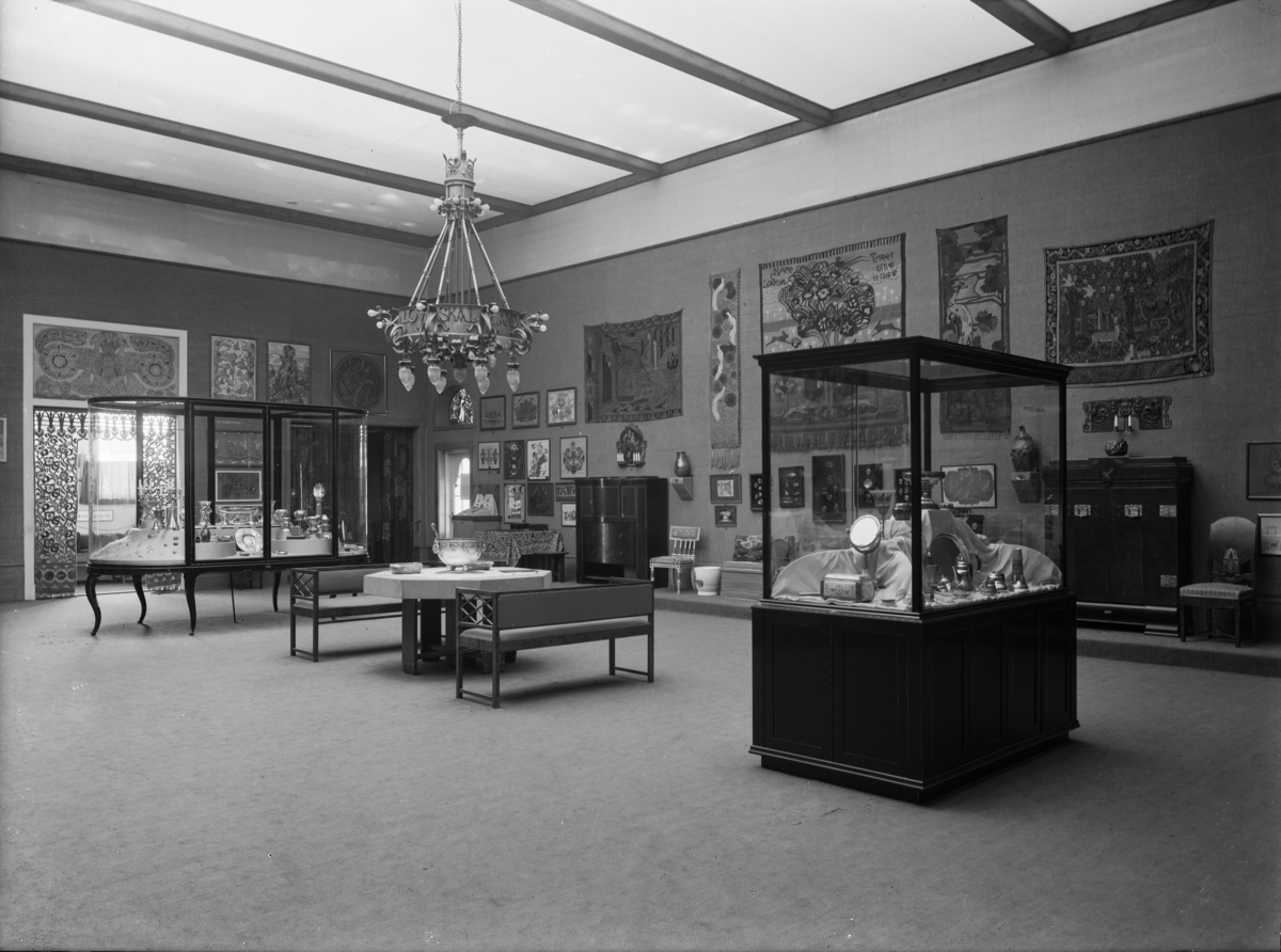 Avdelingen "Dekorativ og anvendt kunst" på Jubileumsutstillingen på Frogner i 1914.