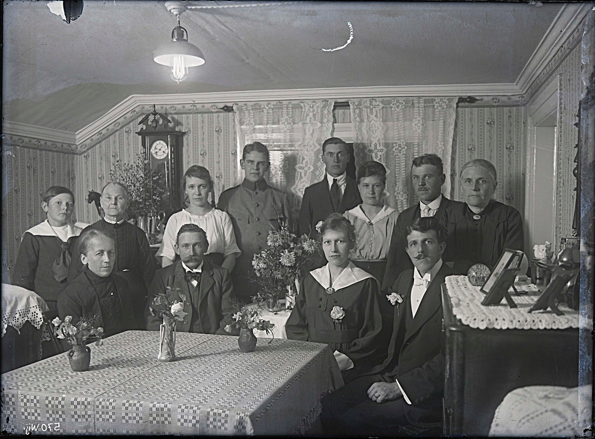 Familjeporträtt beställt av Asplund. Personerna är ej identifierade.