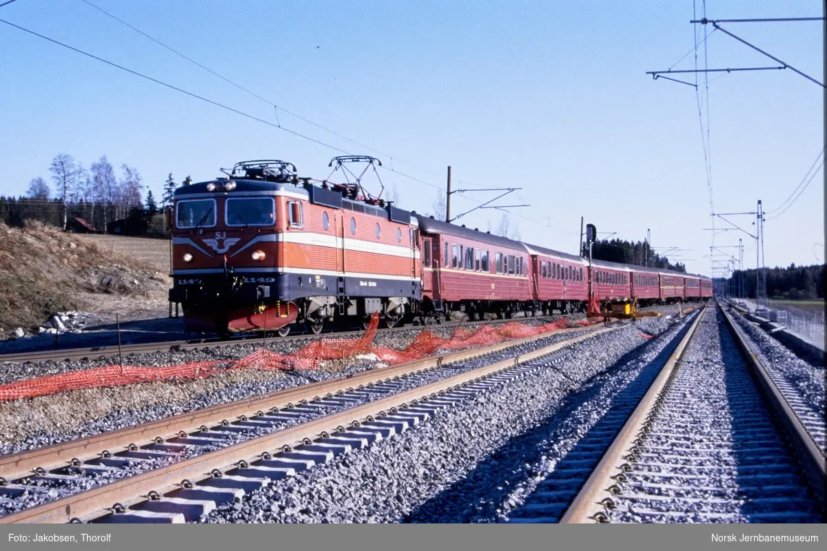 Persontog Fra Halden Til Oslo S Tog 154 Med Svensk Elektrisk Lokomotiv Rc4 1149 Mellom Ås Og 