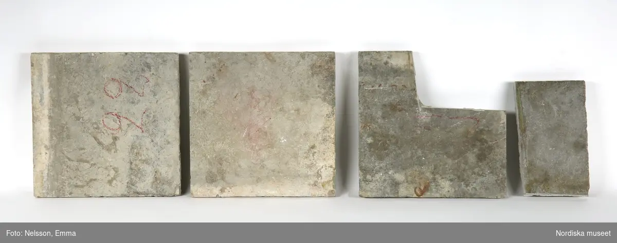 Stenfris, av grå kalksten, totalt 75 delar, av varierande storlekar, omkring 1740.

Anm: Skadade stenar, några tudelade. Stenfrisen har löpt runt hela rummet. Övriga stenhällar placerade under och framför kakelugnen.
/Anna Arfvidsson Womack 2021-07-19