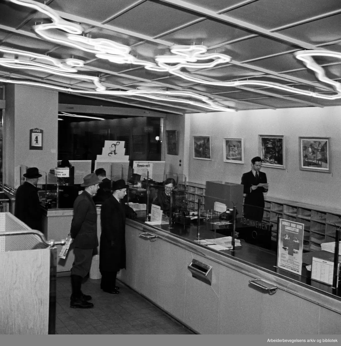 Arbeiderbladets ekspedisjon på Youngstorget. Foto 4. februar 1948. Nå Internasjonalen.