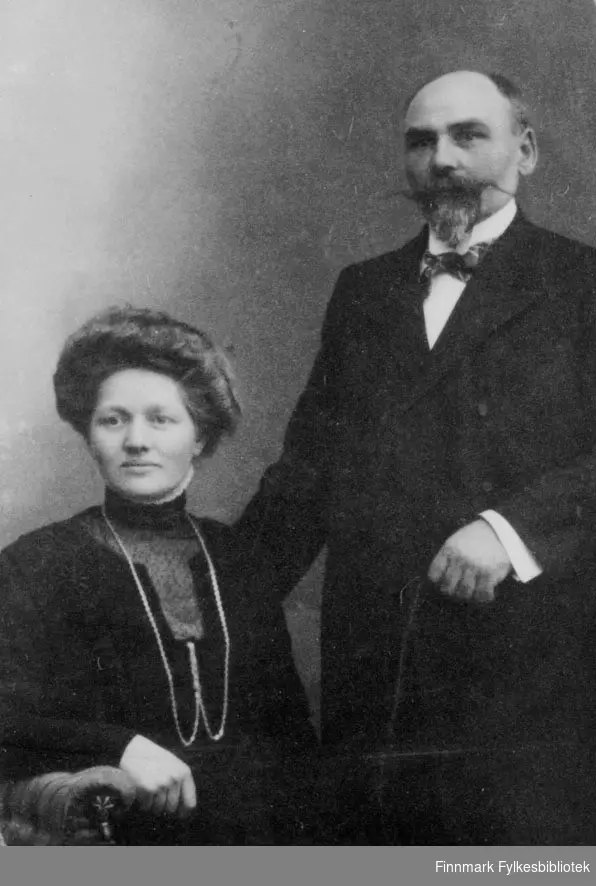Skolestyre-formann 1891. Richard Reinholdtsen og fru Hilda Reinholdtsen. Richard var født i Hammerfest. Han var lærer i Sør-Varanger fra 1880 til 1926. Den lengste tiden i Bugøynes.