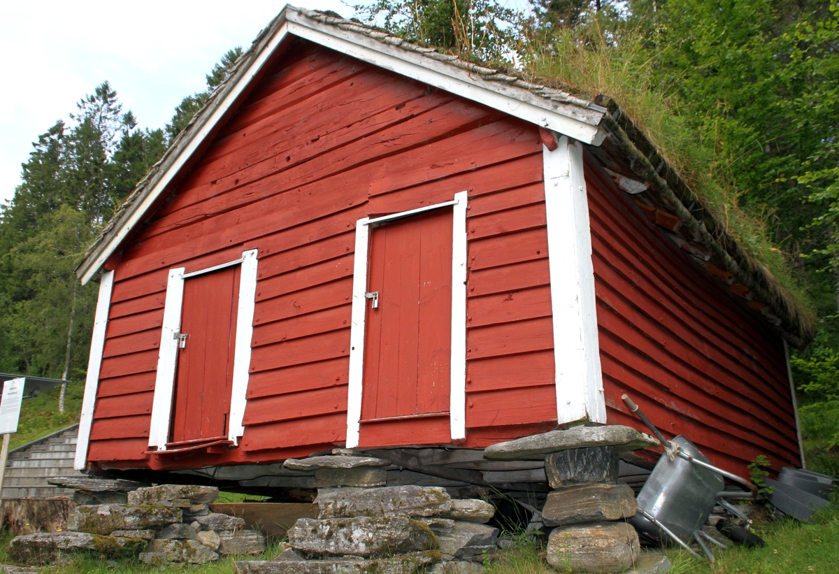 Stabburet i Aasentunet er det eldste huset i tunet og det einaste huset som står att frå Ivar Aasens tid. Stabburet er oppført før 1800-talet, og kvilar på oppmura steinar. Tømmer lagt horisontalt, måla i raudt. Ei etasje, to dører, fire rom.