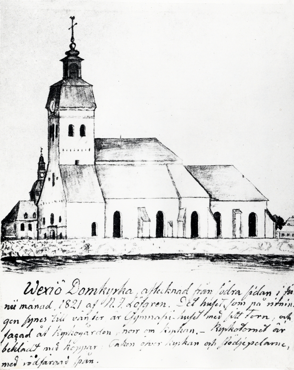 Växjö domkyrka från söder, efter teckning av N.J. Löfgren i juni 1821. 
Bakom kyrkan skymtar man Karolinerhuset, dåv. Växjö gymnasium.