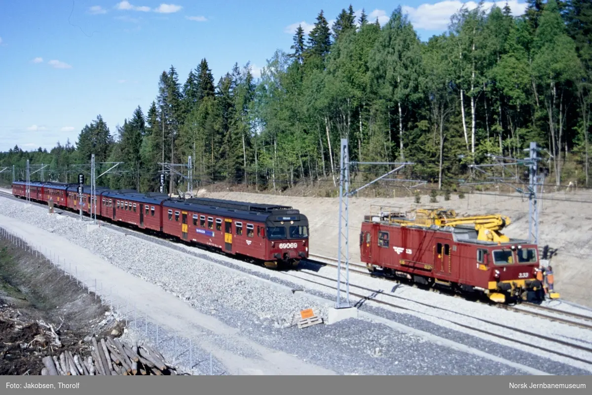 Lokaltog til Moss, tog 121, med elektrisk motorvognsett type 69 ved ca. km 30 mellom Ski og Ås stasjoner på Østfoldbanen