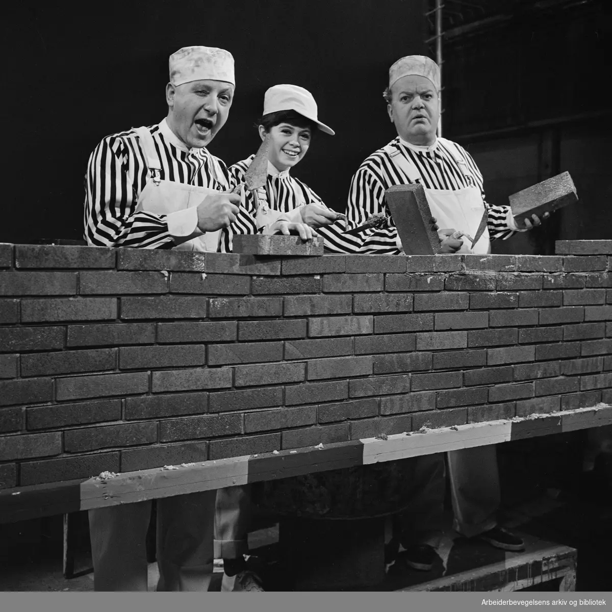 Tre glade murere. Norsk innslag i programmet Prospektkortet, som var en nordisk serie med tv-underholdning. Fra venstre: Erik Lassen, Wenche Myhre og Willie Hoel. Februar 1963.