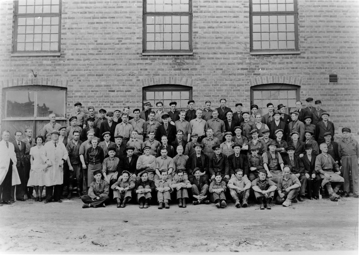 Personalgruppbild med ett 80-tal anställda från Göta Läderfabrik i kv. Syrenen.