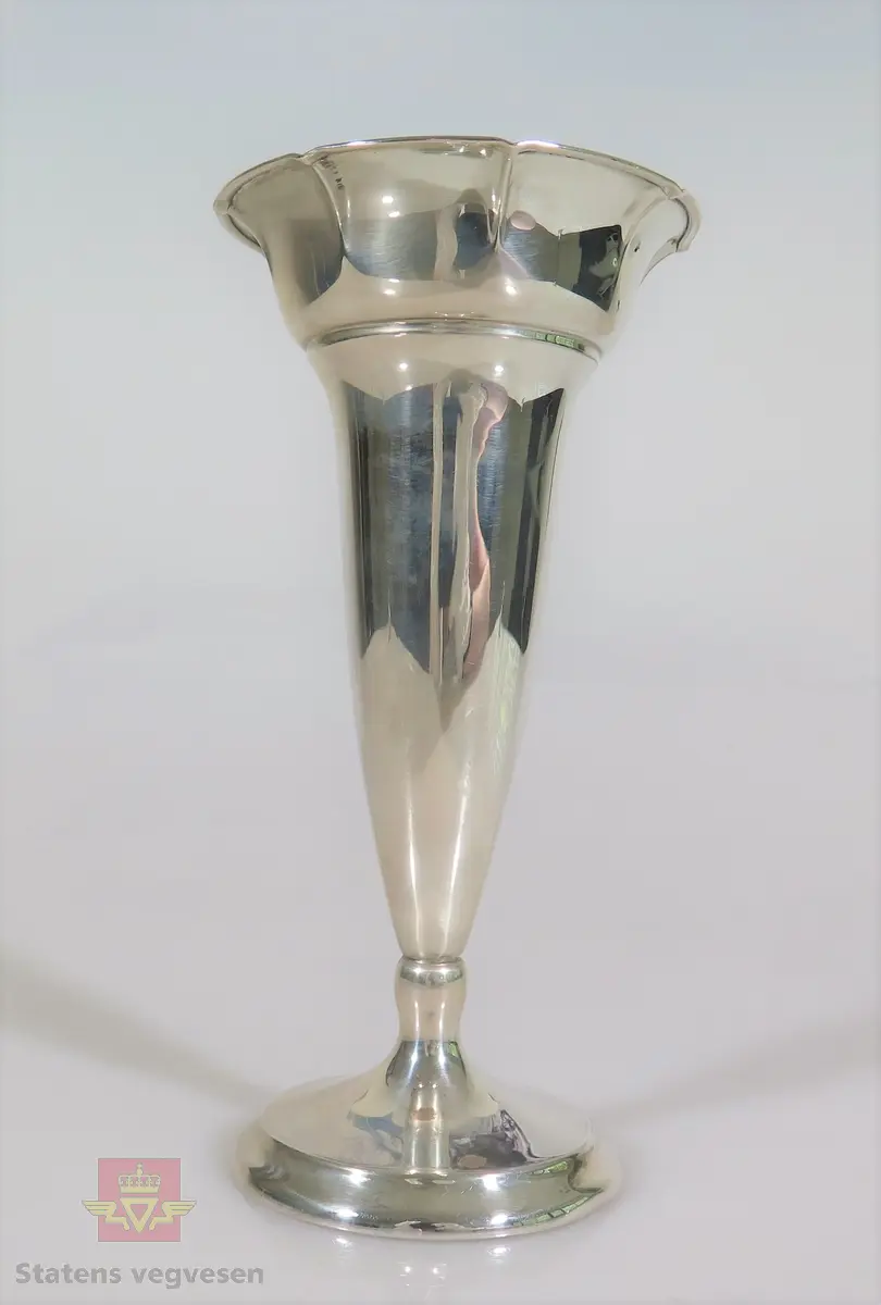 Pokal i sølv formet som et beger. MERKING; 1.PR LYSERN 1935.