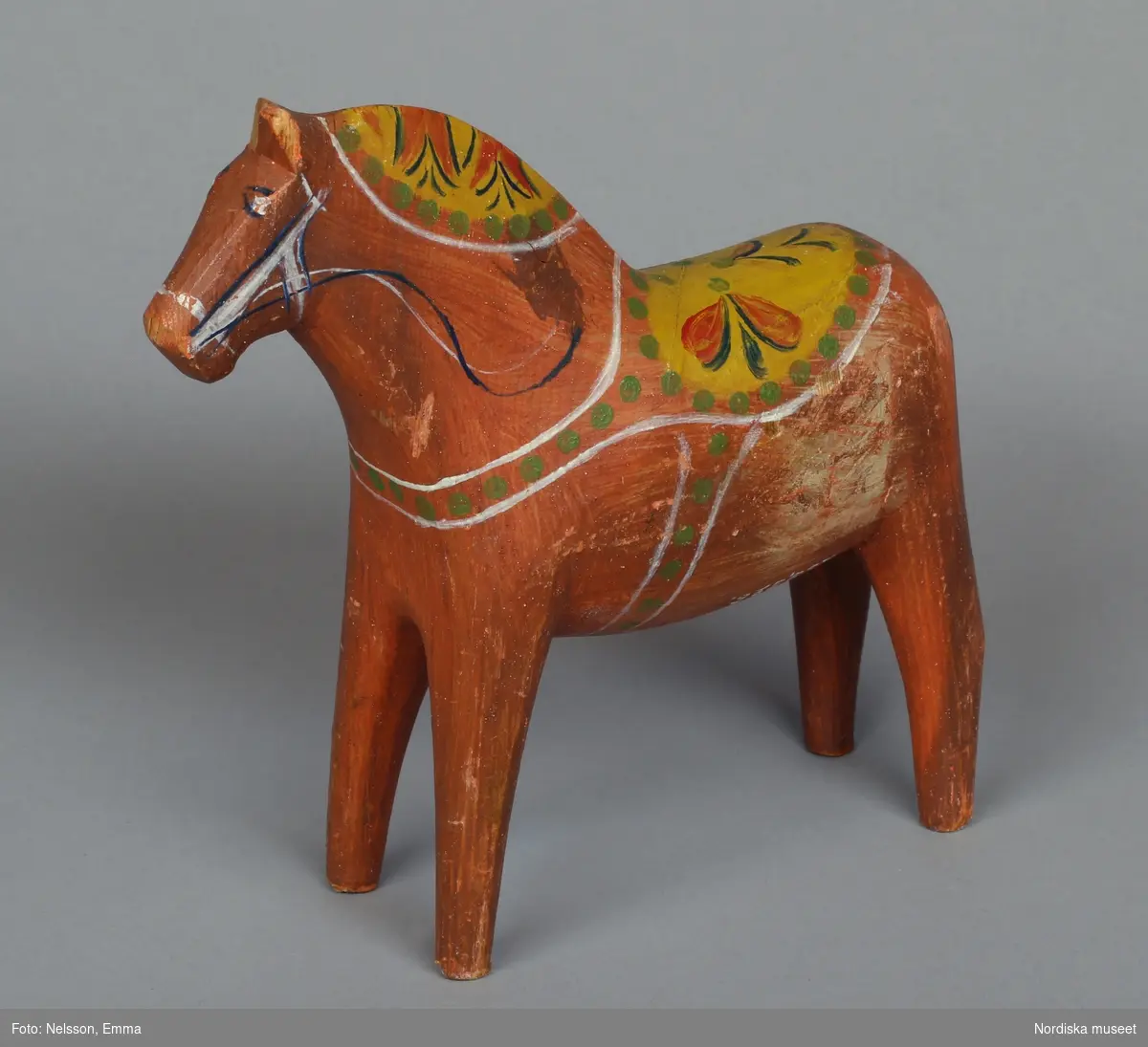 Häst, dalahäst, rödmålad. med krusning i gult, vitt, grönt och rött. På buken inristat: "LENNART / S. UTSTÄLLNING / 1930".
[BN 1966]