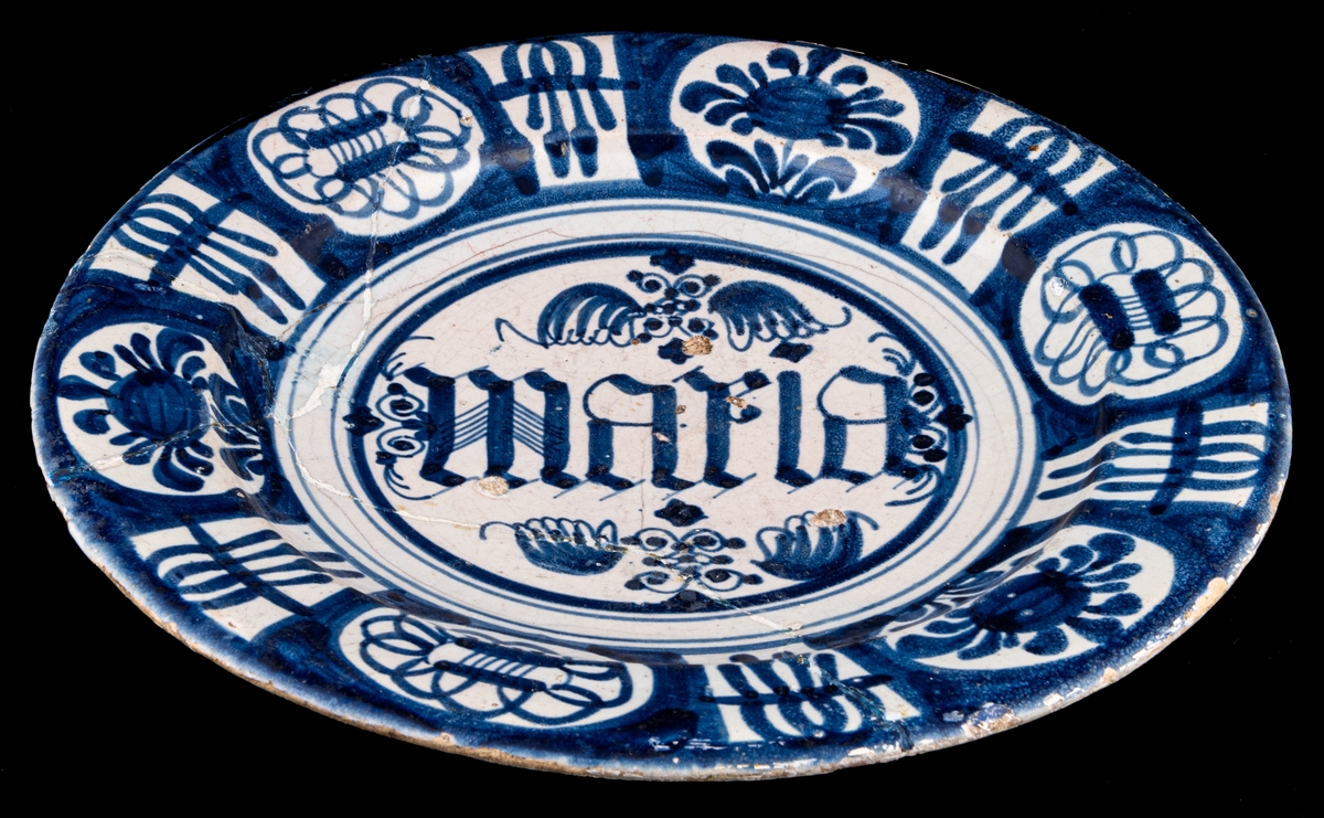 Fat i blått och vitt, i mitten "maria". Holländsk fajans från början av 1700-talet. Lagat.