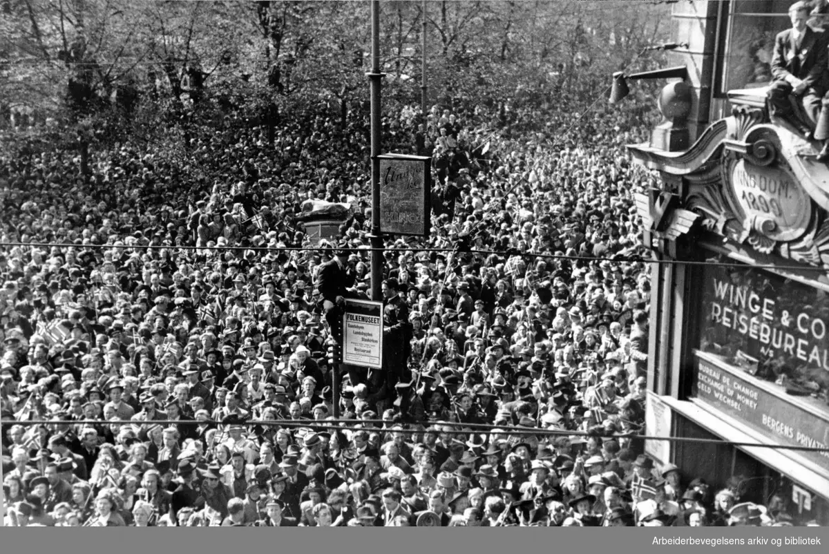 Krigen i Norge 1940 - 1945. Frigjøringsdagen 8. mai 1945. Folk samler seg i Studenterlunden da statsminister Winston Churchills tale ble kringkastet.