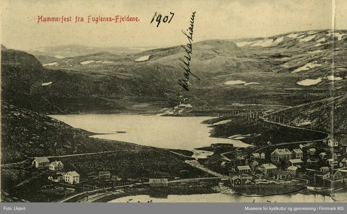 Foldbar, tredelt postkort fra 1907 som viser Hammerfest sett fra Fuglenesfjellet. I venstre delen ser man Gamle Molla, Hauan-kaia og Storvannet med Storelva. Den midterste delen viser hvana med dampskipskaia. I bakgrunn ser man Salen- og Tyvenfjellet. Den høyre delen viser pakkhusene til Nissen, tollboden, kirka og bydelen Hauen med Salenfjellet og Storsvingen i bakgrunn.
