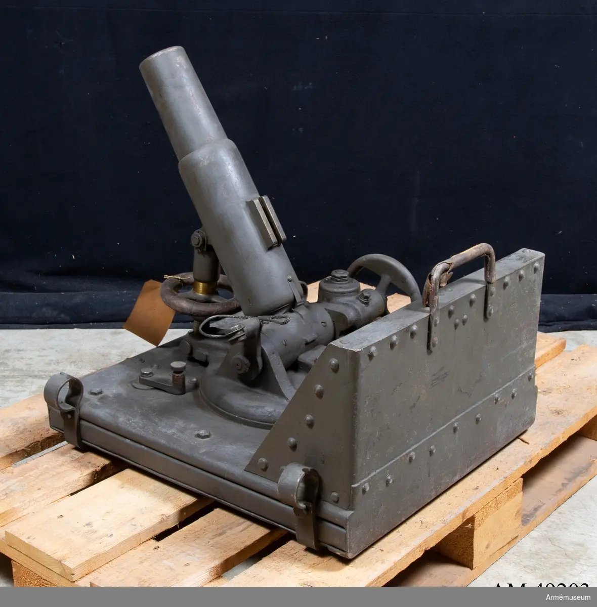 Grupp E X b.
Samhörande med 6 cm granatkastare m/1918 är avfyringslina med  2 st block, 4 st krampor, bäranordning för eldrör, bärsele,  2 st bärstänger, mynningsfodral, fyrsnöre, 2 st  förankringspålar, instrumentlåda, nyckel till lagerhylsa,  rörnyckel, 1 sats reservdelar.
AJS.